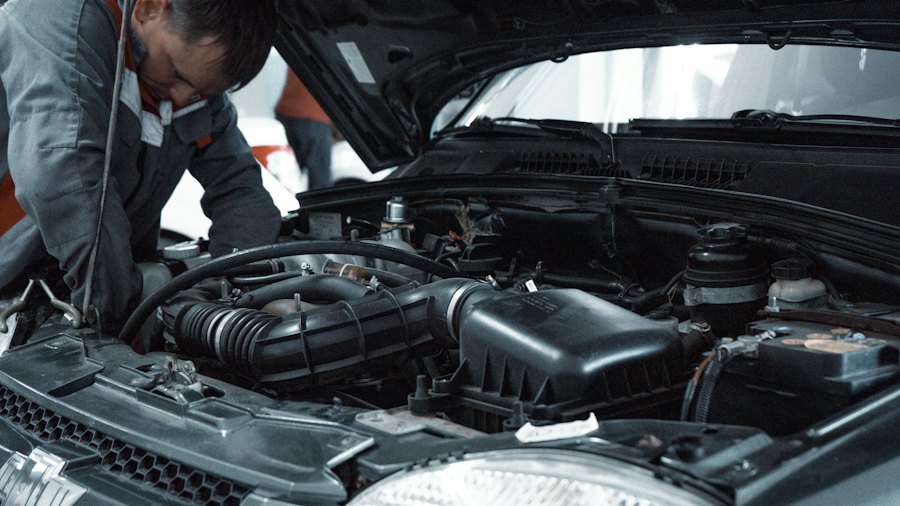 Automechanik skloněný pod kapotou